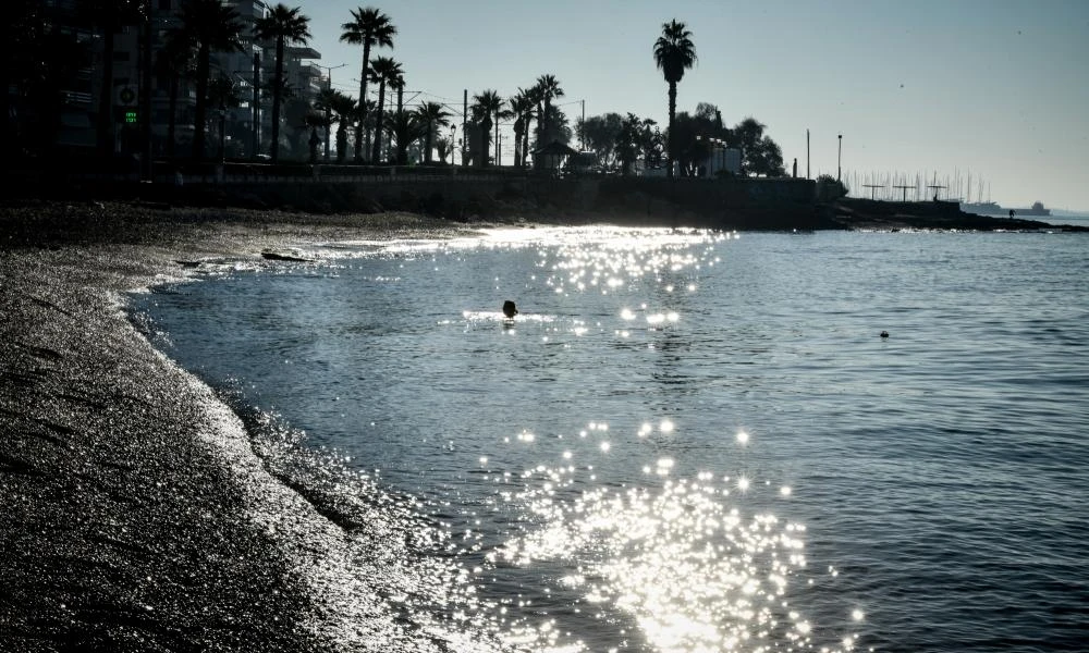 Ζεστός για την εποχή ο καιρός σήμερα με μέγιστη θερμοκρασία τους 28 βαθμούς